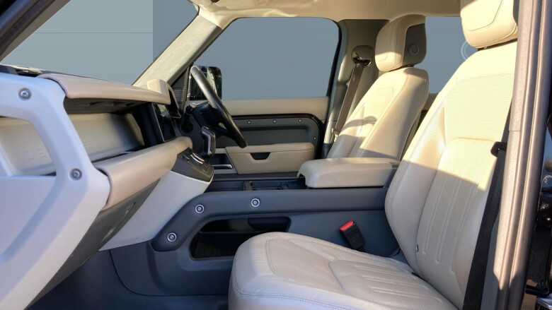 Land Rover Defender 3.0 D300 HSE 110 5dr Auto Diesel Estate